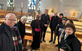 Bischof Lazarus Msimbe wurde in München herzlich empfangen. NAch dem gemeindegottedienst gab es Gelegenheit zur persönlichen Begegnung.